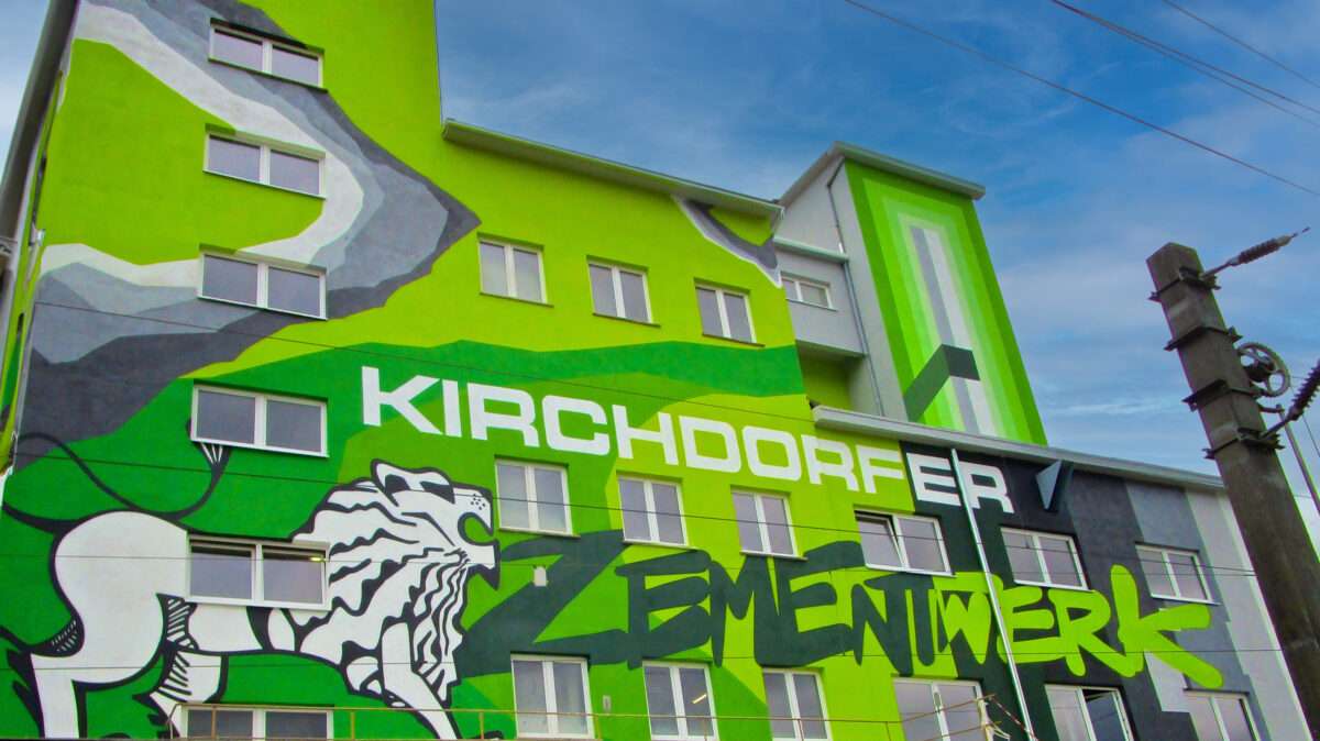 Nicht nur außen grün, sondern auch innen Das Kirchdorfer Zementwerk in Oberösterreich zählt mit seinen Investitionen in umweltfreundliche Produktion und Entwicklung ökologischer Produkte zu den emissionsärmsten Zementwerken der Welt. Copyright: Kirchdorfer Gruppe